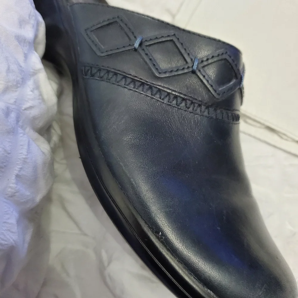 Ladies Clarks Dark Navy Leather Slip-On Clogs. Sz 7.5
